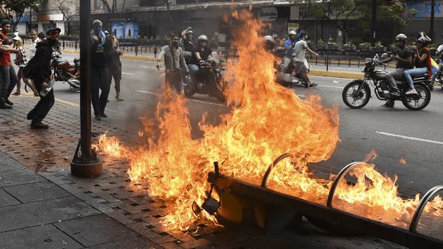 Policía de Nicolás Maduro reprime marcha opositora a favor de Guaidó [FOTOS]