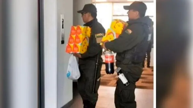 Policías de Bolivia fueron captados mientras cargaban pollo frito y gaseosas. Foto: Difusión