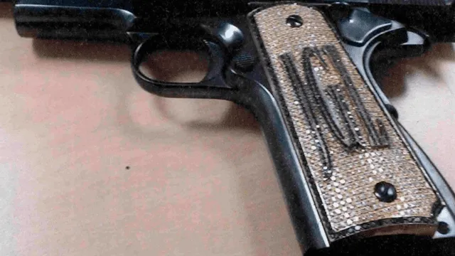 Pistola con incrustaciones de diamantes del Chapo Guzmán fue presentada en juicio [FOTOS]