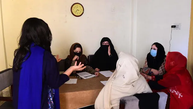 Mujeres pakistaníes reciben instrucciones de cómo orientar a otras en temas de sexualidad.