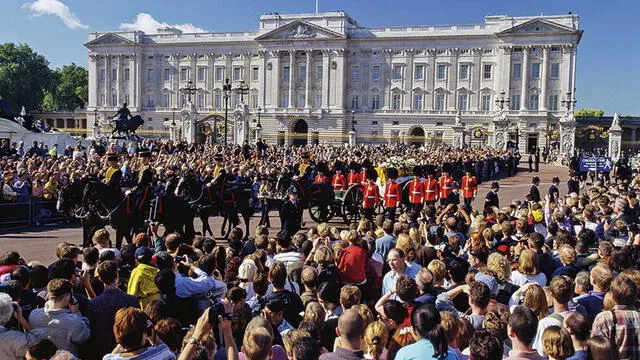 Se espera que el féretro de la reina Isabel II sea llevado con un carruaje acompañada de su servicio militar. Foto: Semana