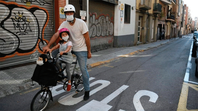 Una niña y su padre salen a pasear en Barcelona. Foto: El Periódico.