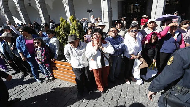 Abuchean a premier Villanueva en Arequipa y le piden que se vaya [VIDEO]  