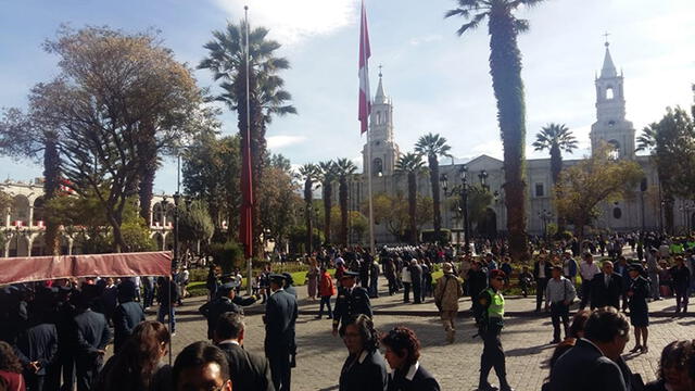 Izan bandera de Arequipa a media asta en protesta contra la corrupción
