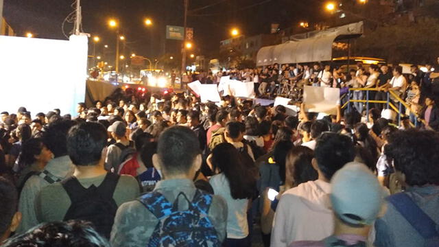 Estudiantes protestan por alza del precio de matrículas en su centro de estudios [FOTOS]