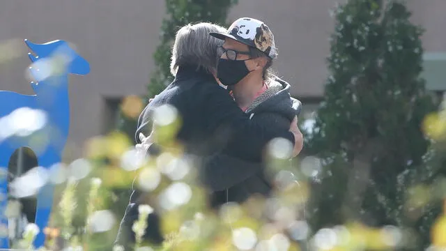 Alec Baldwin abrazando a Matthew Hutchins, viudo de Halyna Hutchins. Foto: The Grosby Group