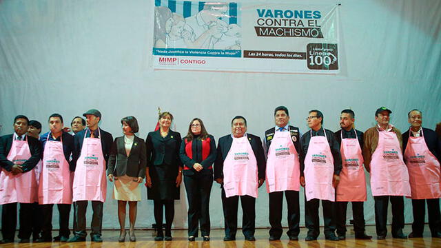 Funcionarios de Villa María del Triunfo con mandiles rosados en el 2016. Foto: Andina.