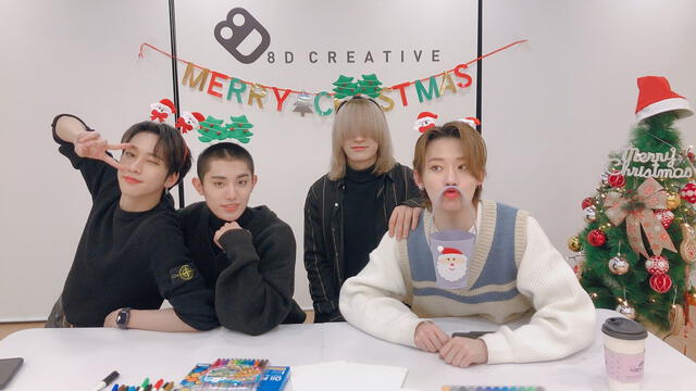 Cuatro de los siete miembros de OnlyOneOf saludan por navidad. Foto: 8D Entertainment