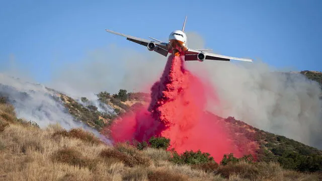 Un gran avión cisterna lanza un retardador de fuego en el incendio de Saddleridge en Sylmar, California, EE.UU., el 11 de octubre de 2019.