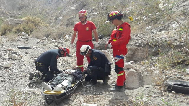 Bomberos rescatan a hombre que cayó en barranco de Arequipa [FOTOS]