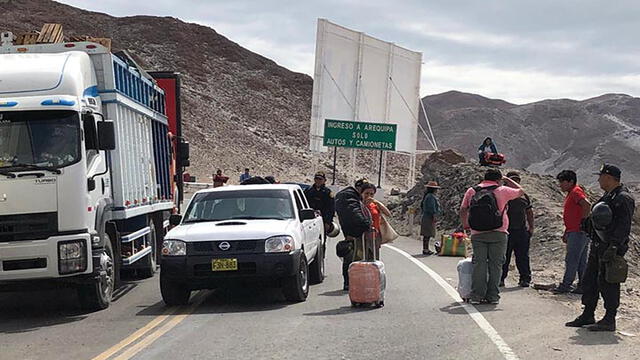 Arequipa: Camioneros bloquearon tramo de la Panamericana Sur de manera indefinida [FOTOS y VIDEO]
