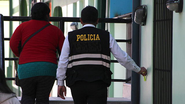 Pareja en estado de ebriedad agrede a policías que los intervenían en Cusco