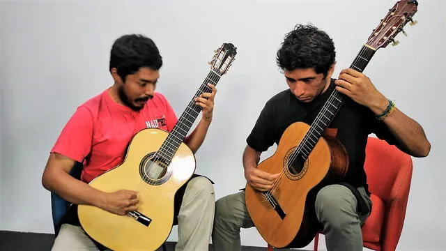 Agustín Baltazar y Max Carbajal, concertistas de guitarra.
