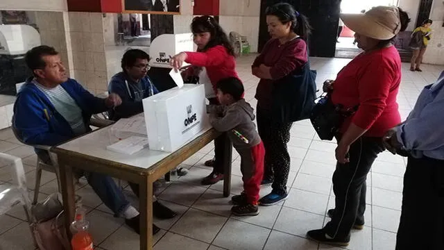Simpatizantes del Apra y Frente Amplio en Arequipa eligen a sus candidatos para elecciones