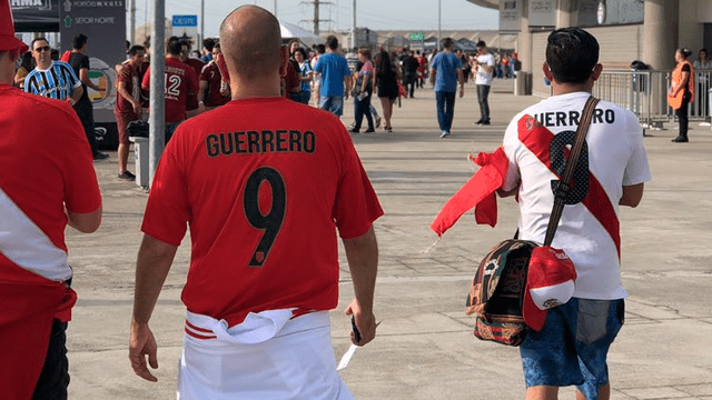 Periodista brasileño asombrado por la cantidad de camisetas con la 9 de Paolo Guerrero Periodista brasileño asombrado por la cantidad de camisetas con la 9 de Paolo Guerrero