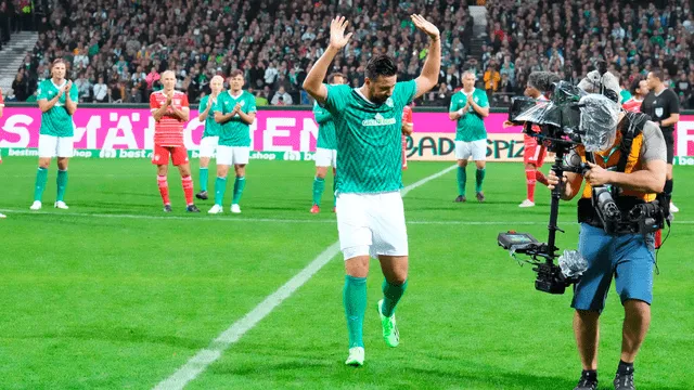 Claudio Pizarro fue despedido a lo grande en el Weserstadion de Bremen tras anotar 4 tantos. Foto: @werderbremen