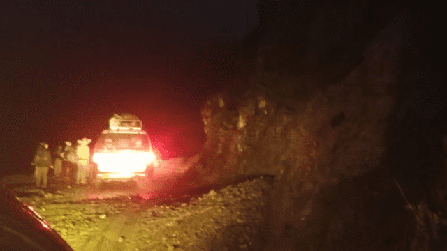 Más de 200 autos permanecen varados en carretera Yauyos-Cañete por caída de huaicos