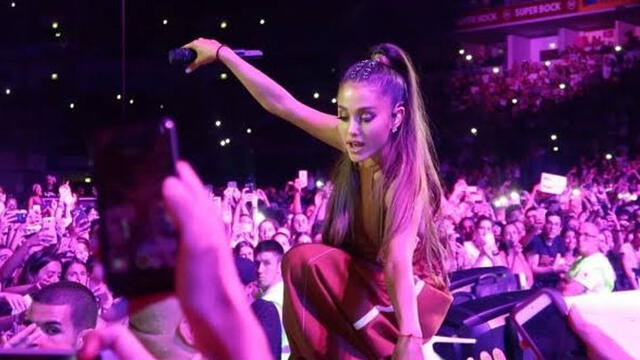 Ariana Grande sufre caída en show en Chile.