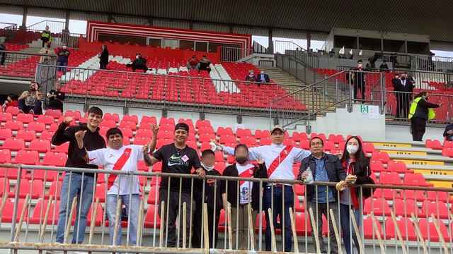 Hinchas peruanos presentes en el Monza vs. Benevento. Foto: Lega B