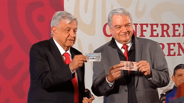 AMLO compra boleto de 500 pesos para rifa de avión presidencial