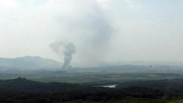 Humarada después de la explosión de la oficia de enlace entre Corea del Norte y Corea del Sur. Foto: AFP.