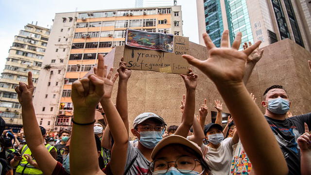 Los manifestantes cantan consignas durante una manifestación contra una nueva ley de seguridad nacional en Hong Kong