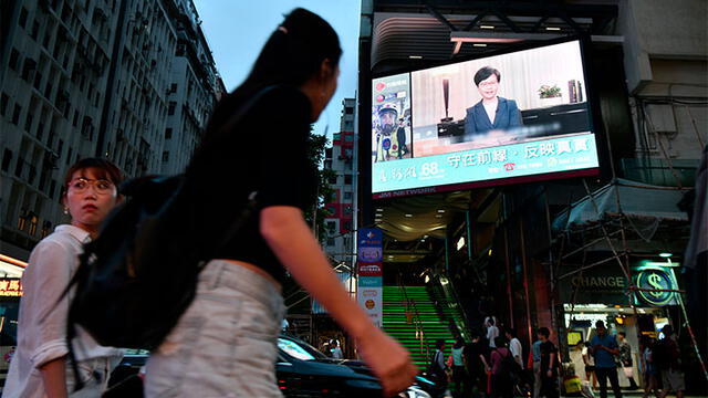 El anuncio de Carrie Lam se transmitió en las calles de Hong Kong. Foto: AFP.