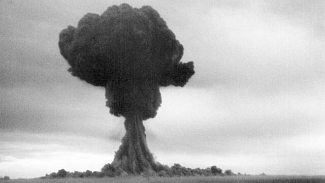 La primera bomba atómica de los soviéticos fue detonada en un lugar de pruebas en Kazajstán (1949).