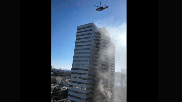 Edificio de Los Ángeles se incendia. Foto: AP