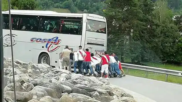 Hinchas peruanos llegaron empujando bus a amistoso Perú - Arabia Saudita Hinchas peruanos llegaron empujando bus a amistoso Perú - Arabia Saudita