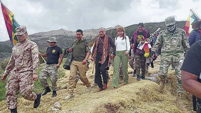 la gira.  Antauro Humala recorre el complejo arqueológico de Killarumiyoc acompañado de su esposa y los reservistas.