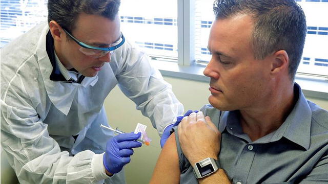 La vacuna de Moderna contra el coronavirus es probada en uno de los voluntarios. Foto: AP.