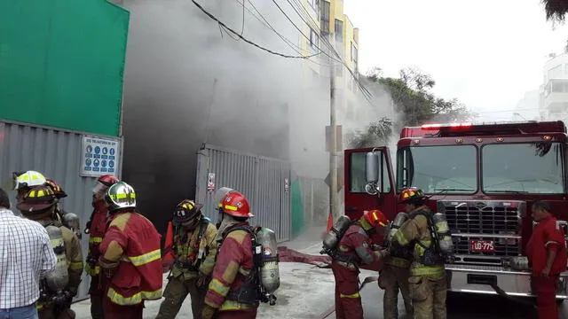 Incendio en Miraflores: Municipalidad pide a vecinos evacuar zona del siniestro [FOTOS]