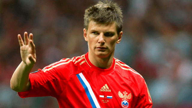 Arshavin fue captado ebrio y ‘robando’ un caballo a la salida de un club de streptease