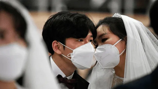 Parejas de Wuhan colapsan el registro de matrimonios tras el fin de cuarentena [FOTOS]