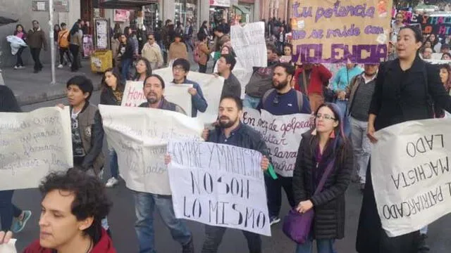 Decenas de hombres marchan por el centro paceño en contra los feminicidios. Diario La Razón.