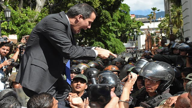 Momento cuando la GNB impidió el paso de Juan Guaidó y los diputados opositores al Palacio Federal Legislativo en Caracas (Venzuela) el pasado 7 de enero. Foto: AFP.