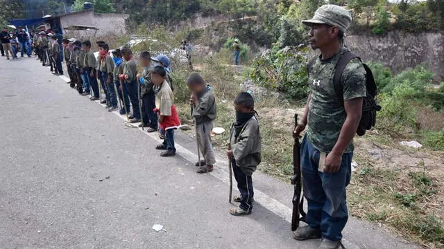 Niños armados para defender la violencia del narcotráfico. Foto: difusión.