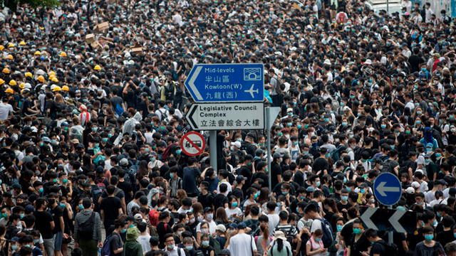 Miles intentaron irrumpir en Parlamento de Hong Kong para evitar ley de extradición