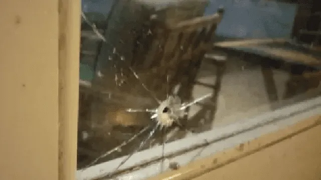 Uno de los impactos de bala fue sobre la ventana de su vivienda. (Foto: captura)