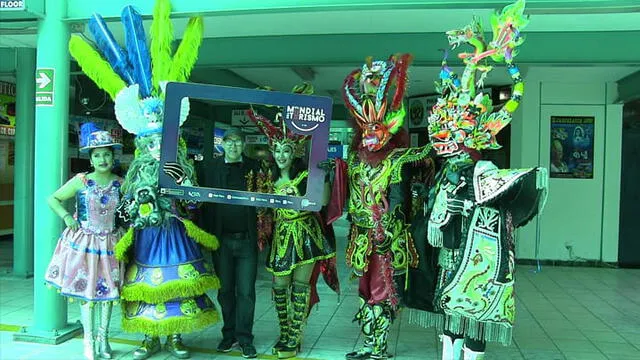 Turistas nacionales y extranjeros son recibidos al ritmo de danzas puneñas
