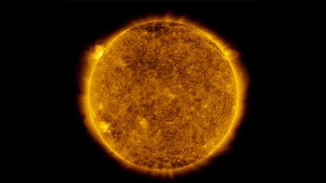 La llamarada solar se observa en la parte superior izquierda de la estrella. Fuente: NASA.