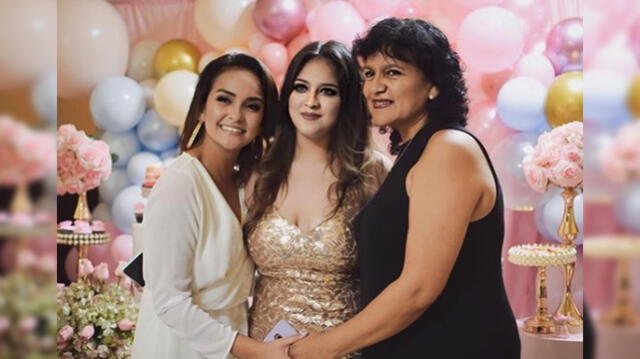 Daniela Darcourt junto a su hermana menor Carolina y su progenitora. (Foto: Instagram)