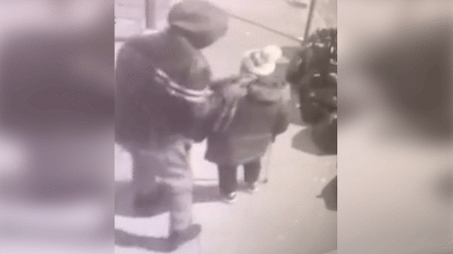 Ladrón arroja al suelo de forma violenta a anciana para robarle su cartera y es liberado