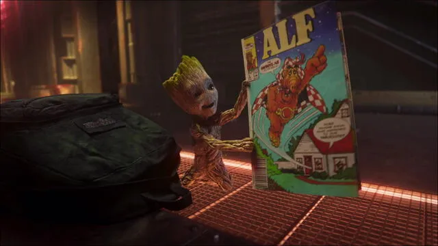 Baby Groot con el cómic de Alf