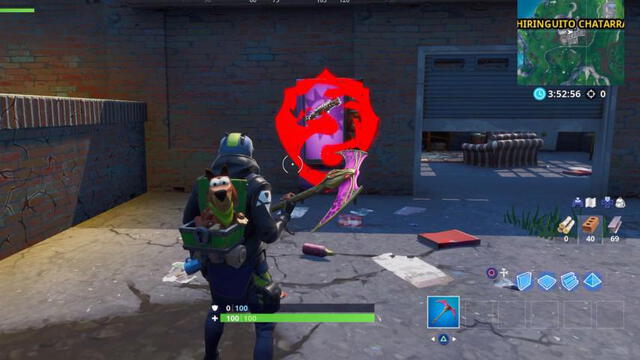 Pinta grafitis en una máquina expendedora en Fortnite.