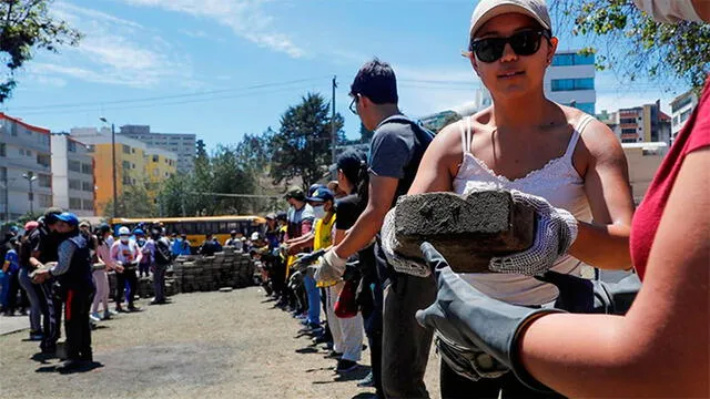 Manifestantes limpian calles de Ecuador