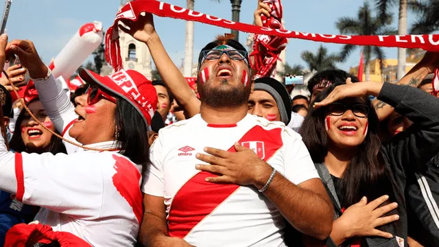 Hincha peruano entonando el himno nacional. Créditos: Jorge Cerdán / GLR