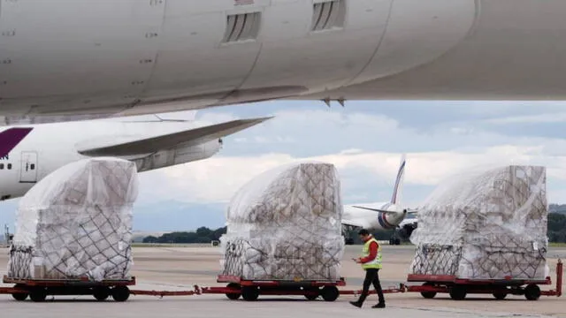 Avión llega con cargamento de ayuda sanitaria para Madrid. Foto: El Confidencial.