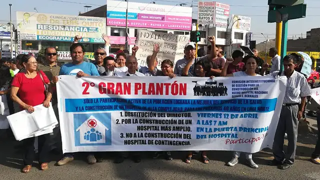 Comas: realizan plantón frente a hospital de Collique [FOTOS Y VIDEO]